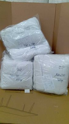 des rouleaux de papier toilette empilés les uns sur les autres dans un carton