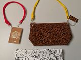 un sac à main et un cordon muni d'une étiquette