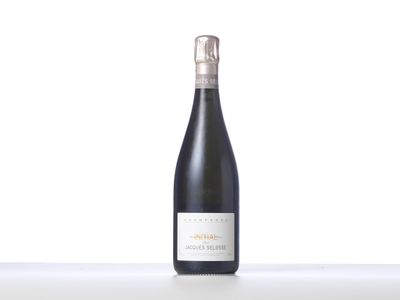 une bouteille de vin posée sur une table blanche