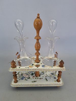 une photo d'un présentoir en verre et en bois avec trois vases