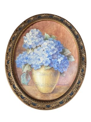 une photo d'un tableau représentant des fleurs bleues dans un vase doré