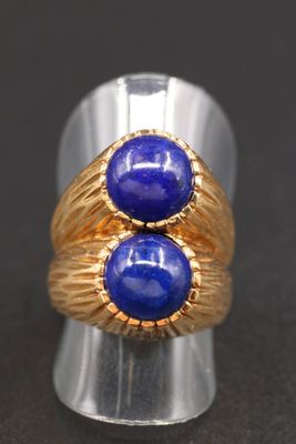 un gros plan d'une bague ornée de deux lapis-lazuli