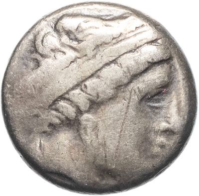 gros plan d'une pièce de monnaie sur laquelle figure un visage de femme
