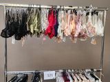 de nombreux soutiens-gorge suspendus à un portant dans un magasin