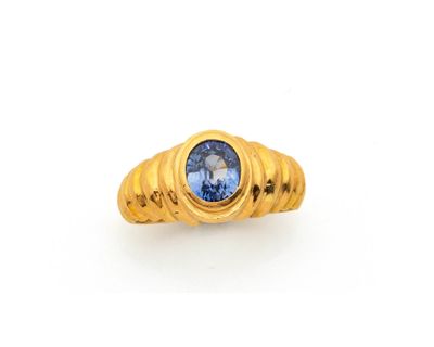 une bague en or sertie d'un saphir bleu au centre