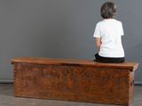 une femme assise sur un banc en bois