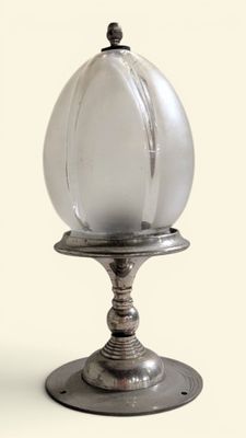 une image représentant une boule de verre posée sur un socle