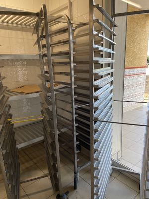de nombreux plateaux de nourriture en cours de préparation dans une cuisine