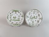 deux assiettes vertes et blanches ornées d'oiseaux et de fleurs