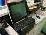 un bureau sur lequel se trouvent un ordinateur portable et un téléphone portable