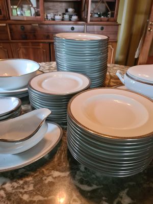 un grand nombre d'assiettes posées sur une table