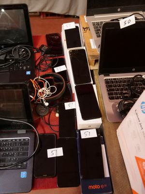 de nombreux ordinateurs portables posés sur une table