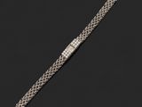 un bracelet en or blanc 18 carats avec un fermoir serti de diamants