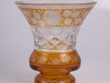 un vase en verre orné d'un motif doré