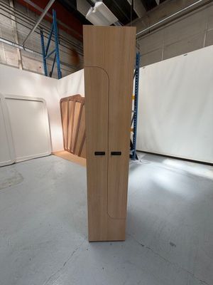 un grand objet en bois dans une pièce aux murs blancs