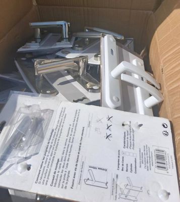 une boîte en carton contenant tout un tas d'appareils électroniques