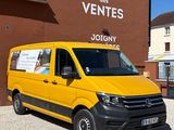 une camionnette jaune garée devant un hôtel