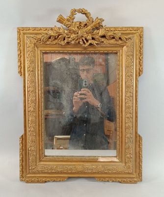 une photo d'un homme en train de prendre un selfie dans un miroir