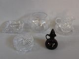 un grand nombre d'objets en verre posés sur une table