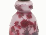 vase violet et rose surmonté d'une libellule