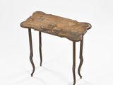 une vieille table en bois avec un petit plateau et des pieds en bois