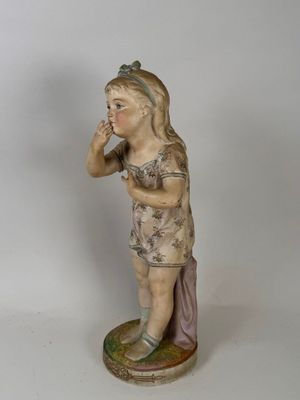 Important sujet en biscuit polychrome à décor d'une jeune fi… - Photo 1