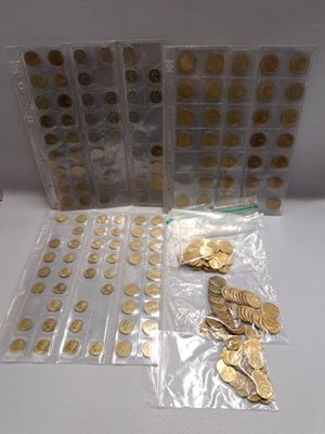 beaucoup de pièces d'or dans un sac en plastique