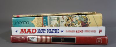 trois livres empilés sur une table