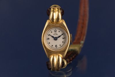 une montre-bracelet en or avec un cadran blanc sur fond bleu