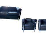 deux fauteuils en cuir noir et un canapé en cuir noir avec des pieds chromés