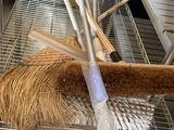 un balai posé sur une étagère dans une pièce
