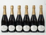 six bouteilles de champagne sont alignées