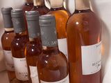 plusieurs bouteilles de vin sont alignées sur une table