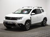 une photo d'une dacia blanche garée dans une pièce