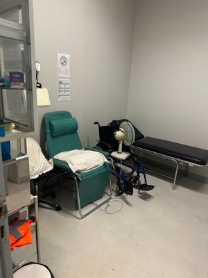 une pièce dans laquelle se trouvent une chaise, une table et une chaise