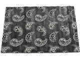 bandana à motif paisley noir et blanc sur fond blanc