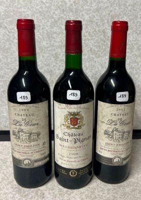 trois bouteilles de vin posées les unes à côté des autres sur un comptoir