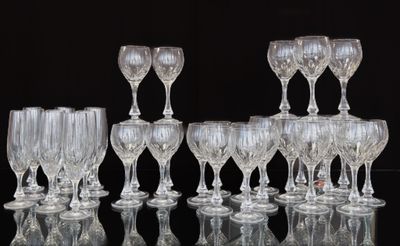 un grand nombre de verres à vin posés sur une table