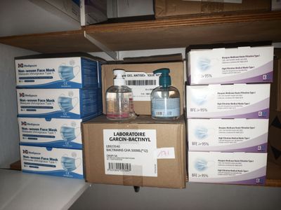 de nombreux tubes de dentifrice sur une étagère de la salle de bains