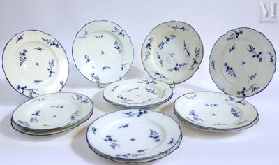 six assiettes ornées de motifs bleus et blancs