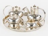 service à thé plaqué argent comprenant des théières, des tasses et des soucoupes
