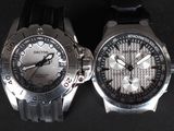 deux montres assises l'une à côté de l'autre sur une surface noire