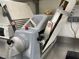 une machine posée sur le comptoir d'une cuisine