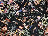 une image montrant un gros plan d'une chemise noire ornée d'un motif
