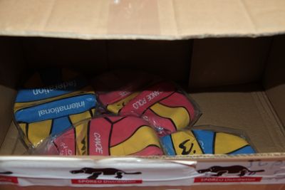 une boîte en carton contenant tout un tas de chaussures