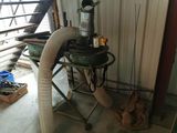 une machine posée sur un chariot dans un garage