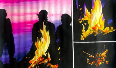 quatre photos différentes montrant des personnes rassemblées autour d'un feu de camp
