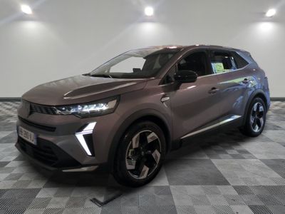 Le nouveau SUV Toyota C-HR est exposé dans un showroom