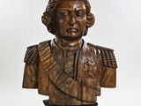 buste en bois sculpté représentant un homme en uniforme militaire, monté sur roulettes