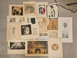 il y a beaucoup de dessins par terre dans cette pièce